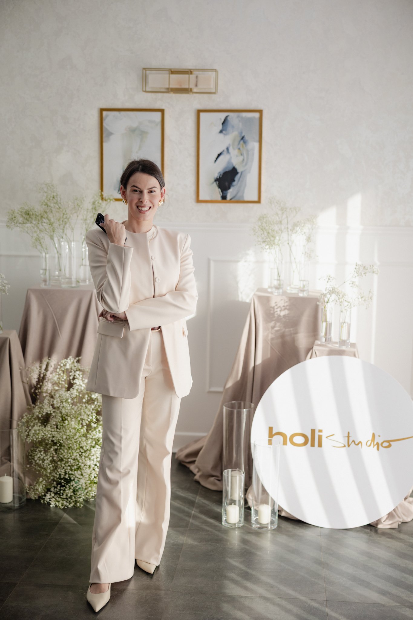 Karolina Gruszecka, właścicielka holi studio, w jasnym wnętrzu salonu